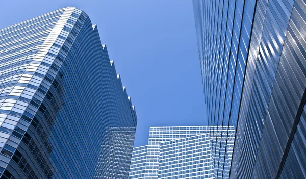 Edificios de oficinas de varios pisos en una gran ciudad —  Fotos de Stock