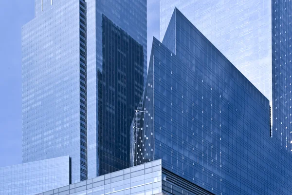 Багатоповерхові офісні будівлі у великому місті — стокове фото