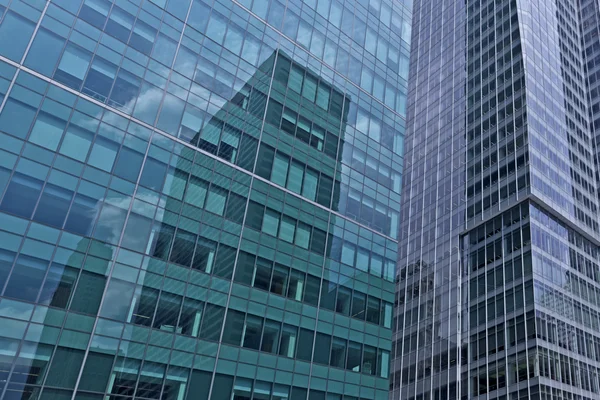 Edificios de oficinas de varios pisos en una gran ciudad — Foto de Stock