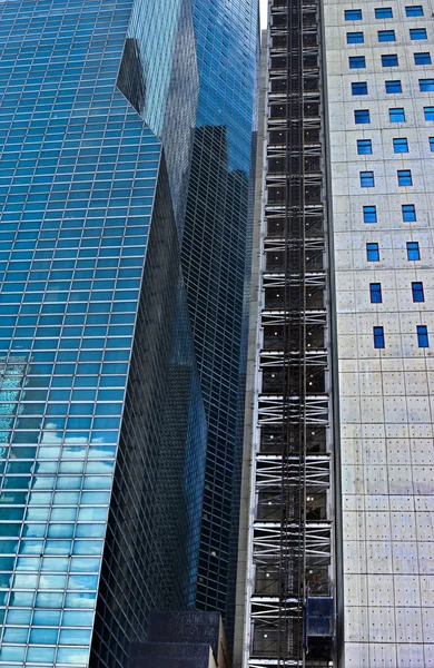 Biuro wielopiętrowych budynków w wielkim mieście — Zdjęcie stockowe