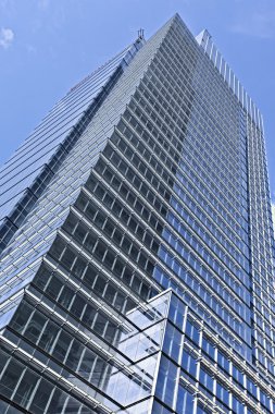 büyük bir şehirde çok öykülü ofis binaları