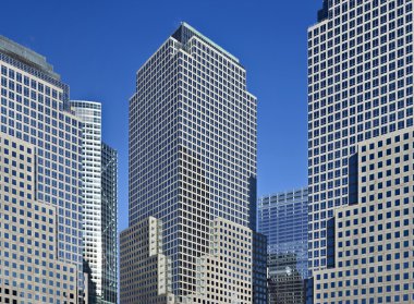 büyük bir şehirde çok öykülü ofis binaları