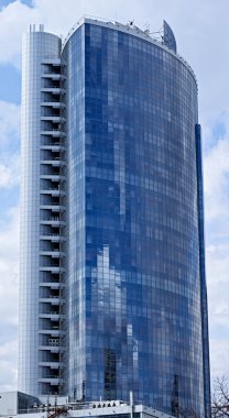 büyük bir şehirde çok öykülü ofis binaları