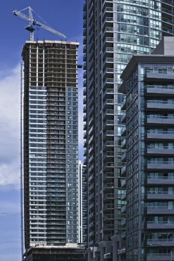 büyük bir şehirde çok öykülü ofis binaları