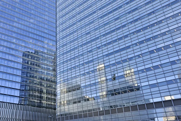 Edificios de oficinas de varios pisos en una gran ciudad —  Fotos de Stock