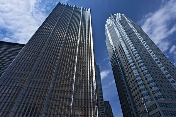 Edificios de oficinas de varios pisos en una gran ciudad —  Fotos de Stock