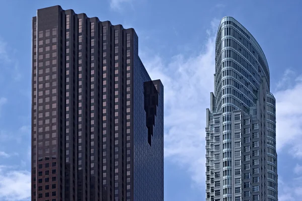 Edificios de oficinas de varios pisos en una gran ciudad — Foto de Stock