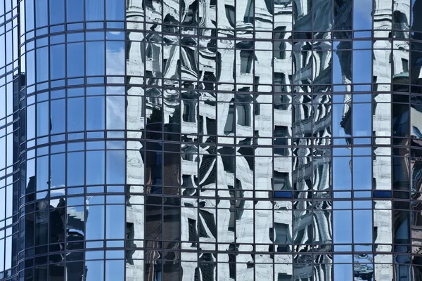 Edificios de oficinas de varios pisos en una gran ciudad —  Fotos de Stock