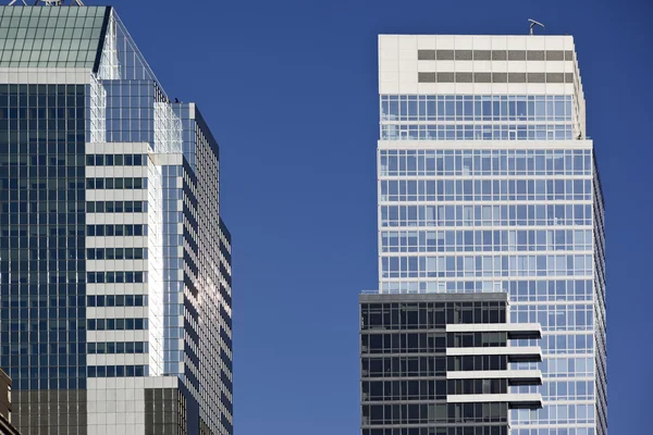 Edificios de oficinas de varios pisos en una gran ciudad —  Fotos de Stock