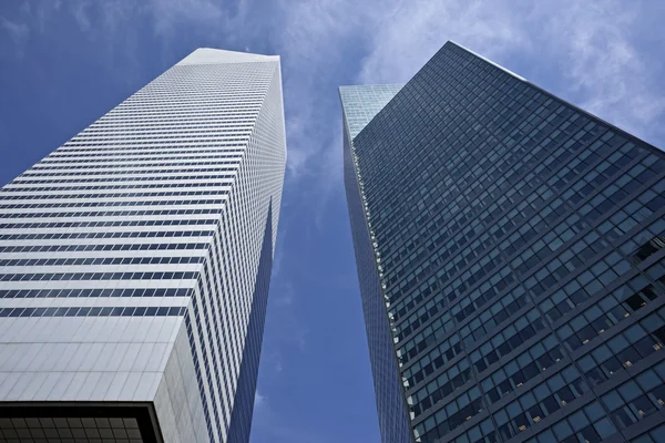 Büyük bir şehirde çok öykülü ofis binaları — Stok fotoğraf