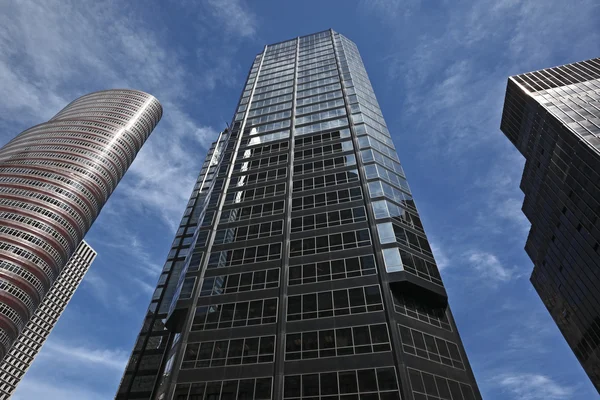 Edifícios de escritórios de vários andares em uma cidade grande — Fotografia de Stock