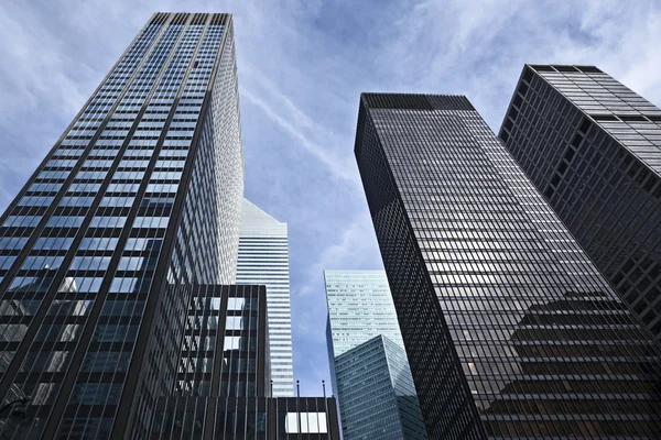 Edificios de oficinas de varios pisos en una gran ciudad —  Fotos de Stock