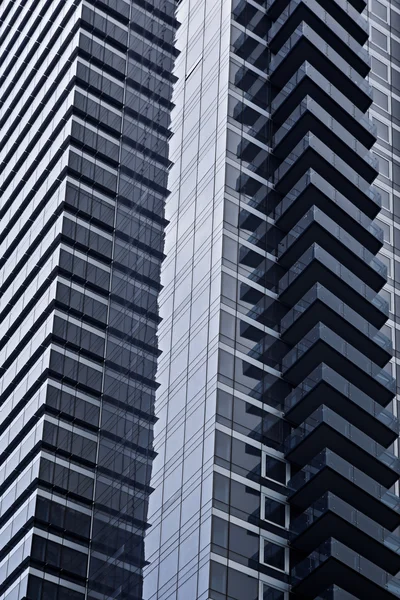 Immeubles de bureaux à étages dans une grande ville — Photo