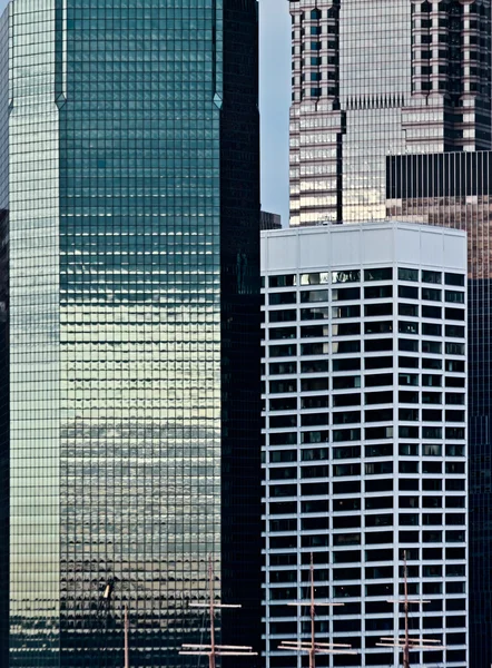 Edificios de oficinas de varios pisos en una gran ciudad —  Fotos de Stock