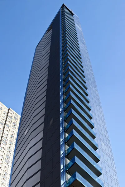 Edificios de oficinas de varios pisos en una gran ciudad —  Fotos de Stock