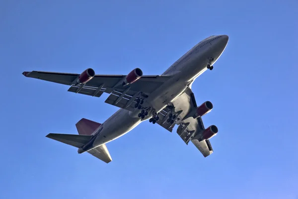 Avião a jacto de passageiros perto — Fotografia de Stock