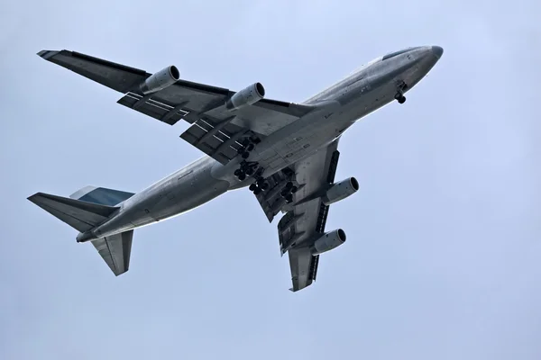 Avião a jacto de passageiros perto — Fotografia de Stock