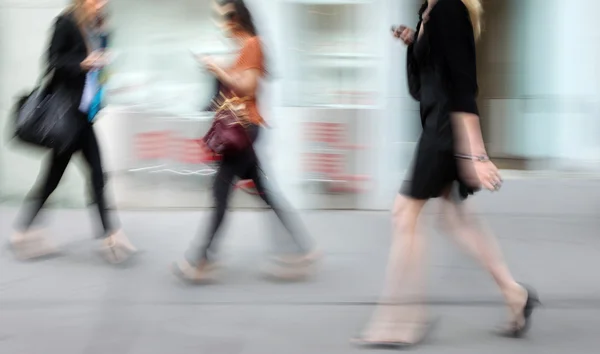 Besöka butikerna i city — Stockfoto