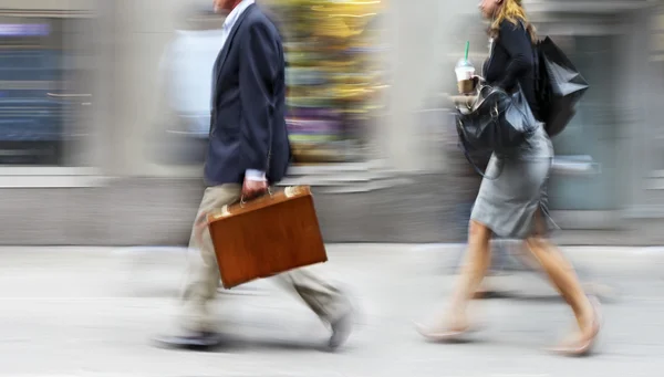 Gruppe von Geschäftsleuten auf der Straße — Stockfoto