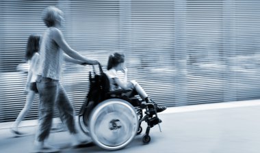 Çocuk tekerlekli şehir cadde üzerinde devre dışı