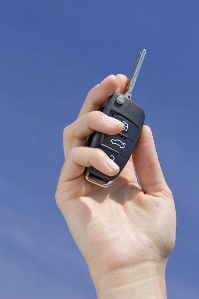 Ręka z kluczem samochodu — Zdjęcie stockowe