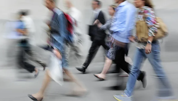 Groupe de gens d'affaires dans la rue — Photo