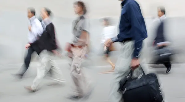 Gruppe von Geschäftsleuten auf der Straße — Stockfoto