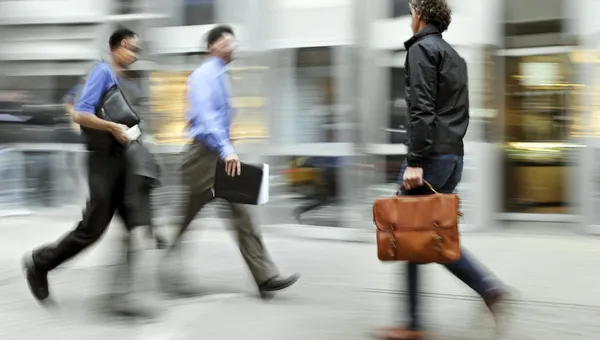 Groupe de gens d'affaires dans la rue — Photo