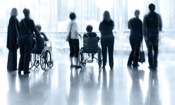 группа и инвалиды в бизнес-центре лобби
