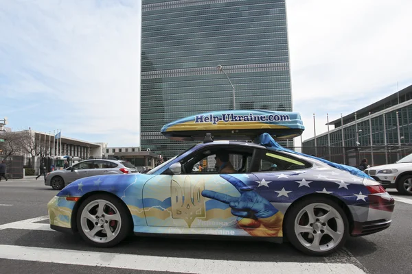 Carro Frente Nações Unidas Nova York Com Bandeiras Pedindo Ajuda — Fotografia de Stock