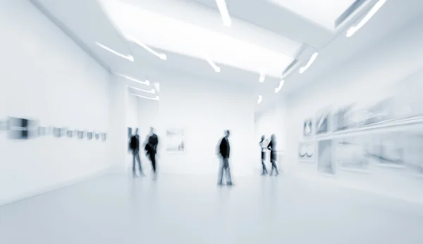 Persone nel centro della galleria d'arte — Foto Stock