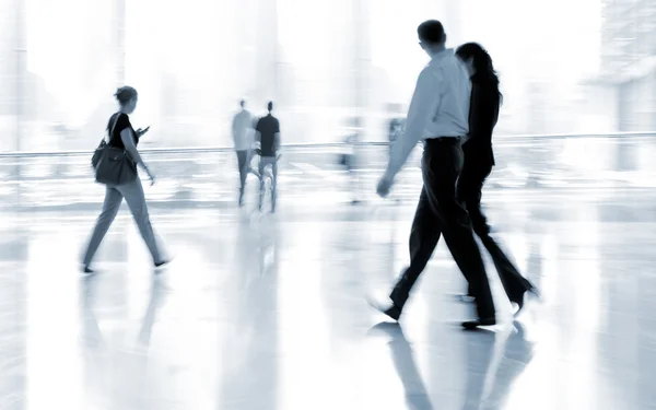 Groupe de personnes dans le lobby centre d'affaires — Photo