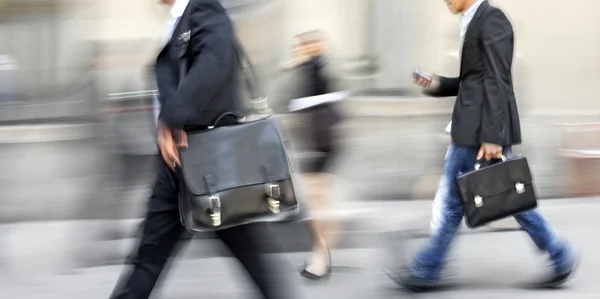 Groupe de gens d'affaires dans la rue — Photo