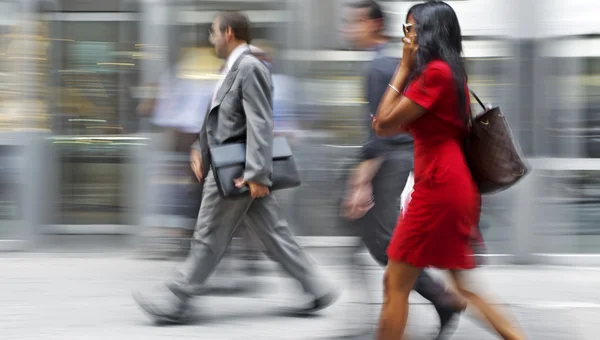 Grupp av affärsmän på gatan — Stockfoto