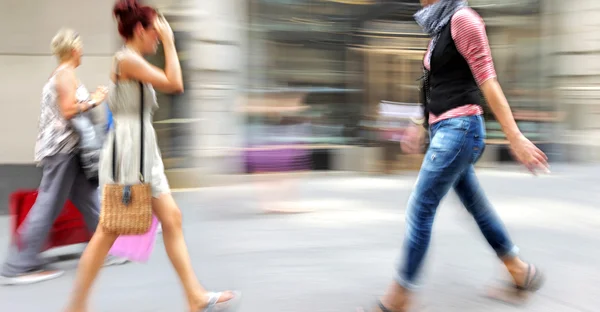 Besuchen Sie die Geschäfte in der Stadt — Stockfoto