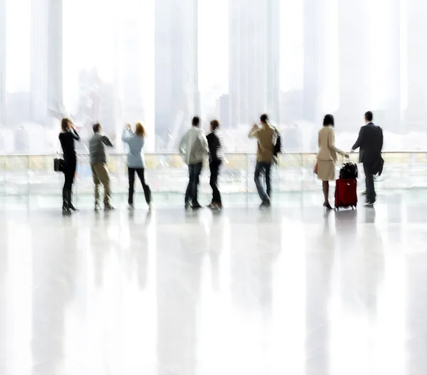 Grupp människor i lobbyn businesscenter — Stockfoto