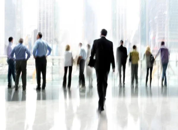 Groupe de personnes dans le lobby centre d'affaires — Photo