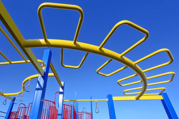 Um parque infantil colorido sem crianças — Fotografia de Stock