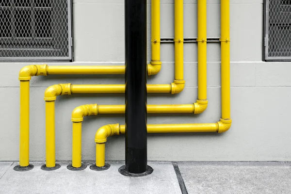 Penuh warna pipa di bawah bangunan modern — Stok Foto