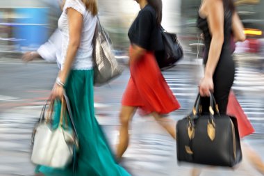 şehirde dükkanları ziyaret