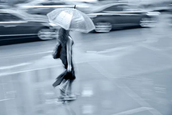 Deštivý den v městě na rozmazání pohybem — Stock fotografie