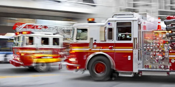 Bomberos y bomberos brigada en la ciudad — Foto de Stock