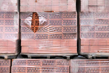 Paletlerin üzerine istiflenmiş kırmızı tuğla yığını