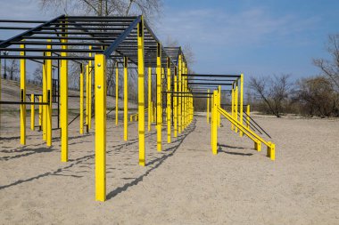 Parktaki açık hava spor kompleksi, egzersiz ekipmanları