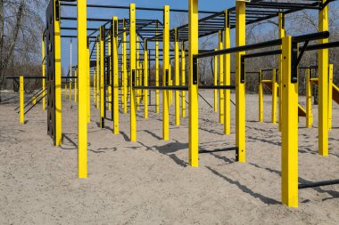 Parktaki açık hava spor kompleksi, egzersiz ekipmanları