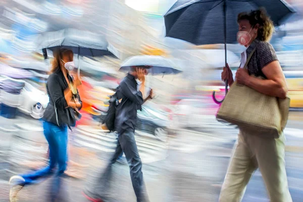 Biznesmeni Spacerujący Ulicy Deszczowy Dzień Ruch Zamazany — Zdjęcie stockowe