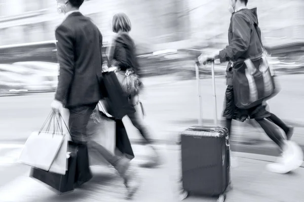 Menschen Der Stadt Einkaufen Einem Regnerischen Tag Unscharfem Bild — Stockfoto