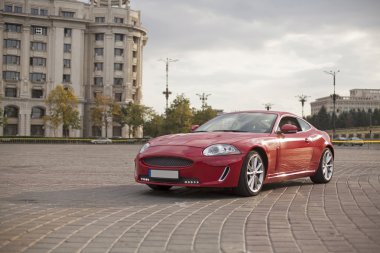 kırmızı spor araba