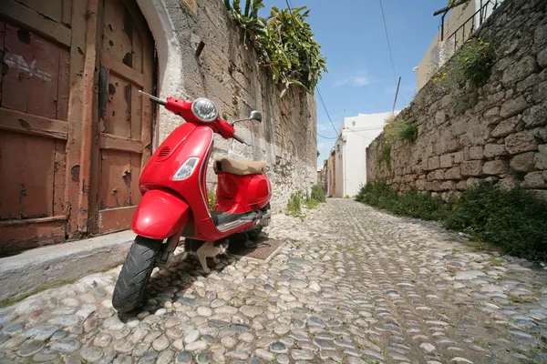 Röda italienska scooter — Stockfoto