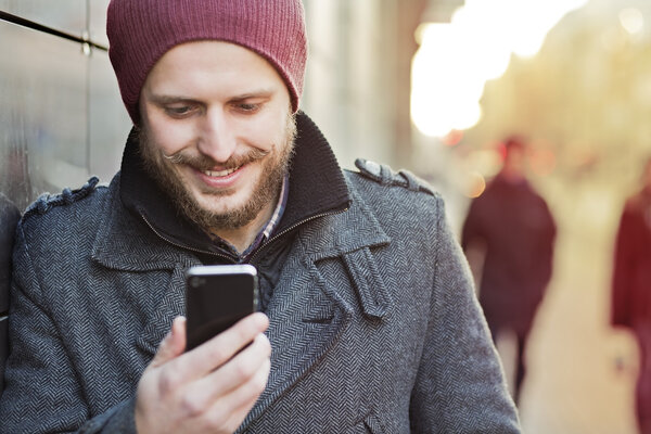 Молодой человек со смартфоном